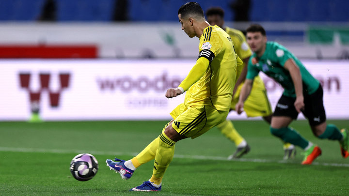 Роналду — в шикарной форме: в очередной раз похвастался прессом, а потом забил 965-й гол в карьере