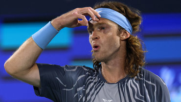 Ребенка заставили порвать плакат в поддержку Рублева на турнире в Дубае — из-за флага России