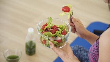 Диетолог ответил, когда лучше есть: до или после тренировки