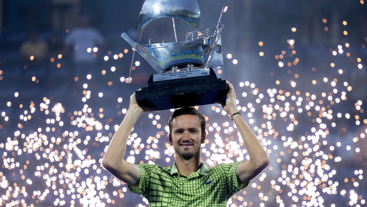 Даниил Медведев стал победителем турнира в Дубае, Таллон Грикспур получил травму и отказался от матча: подробности