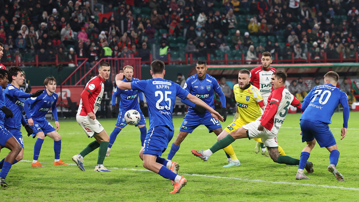 Защитник «Локомотива» Лукас Фассон забивает гол «Пари НН» 28 февраля.