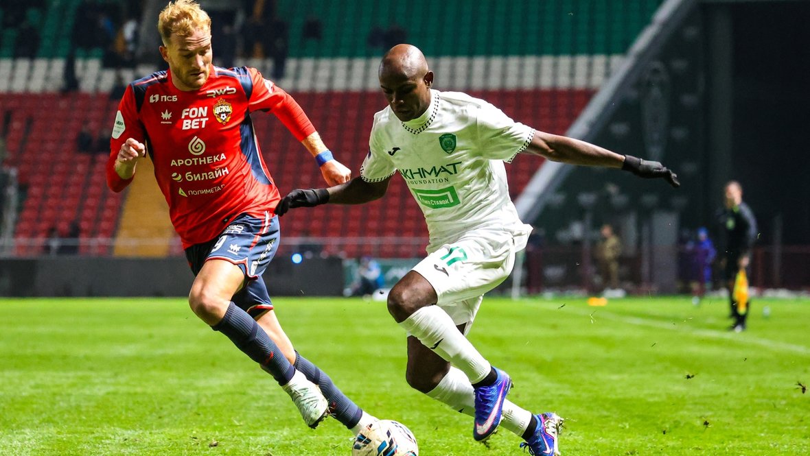 Нападающий ЦСКА Лусиано Гонду и полузащитник «Ахмата» Эгаш Касинтура в матче РПЛ 1 марта.