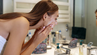 Дерматологи рассказали, какой температуры должна быть вода во время умывания