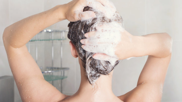 Врач рассказала, что будет, если мыть голову горячей водой