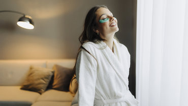 Девушка проводит утренние ритуалы