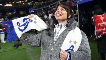 Певица Наташа Королева нанесла символический удар перед матчем «Динамо» — «Спартак»