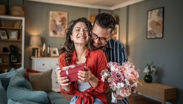 Россияне рассказали о самых необычных подарках на 8 Марта