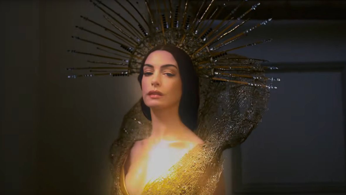 Энн Хэтэуэй выпустила песню «Burial», написанную в соавторстве с Charli XCX