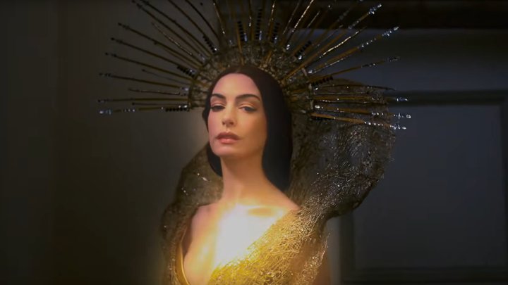 Энн Хэтэуэй выпустила песню «Burial», написанную в соавторстве с Charli XCX