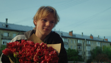 Кадр из фильма «Тюльпаны», реж. Анна Кузнецова, Юлия Лысова, Юлия Узких, НМГ Кинопрокат