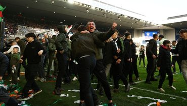 После матча «Рейнджерс» — «Селтик» фанаты устроили беспорядки на поле