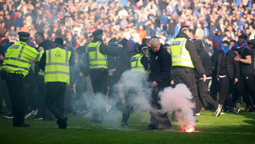 Хаос в Глазго: фанаты «Селтика» и «Рейнджерс» подрались прямо на поле после матча Кубка Шотландии
