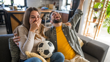 Опрос выявил, что больше всего раздражает женщин, когда их мужчины смотрят спорт