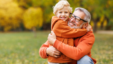 Психолог рассказала, чем полезно общение с внуками пожилым людям