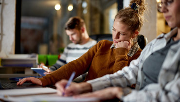 Психолог предупредила о последствиях монотонной работы