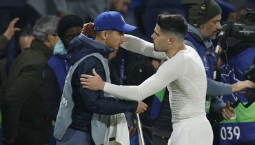 «Этого не должно было случиться». Педру Нету толкнул болбоя, но потом подарил ему футболку и извинился