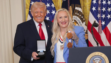 Еще одна награда Трампа: президент США получил медаль за вклад в женский спорт