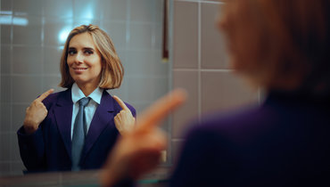 Женщина указывает на себя в зеркале