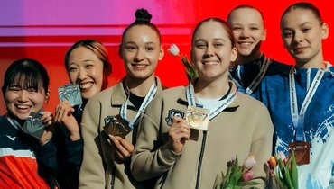 «Давно столько не радовалась медали». Россияне и белоруска выиграли золото на КМ по прыжкам на батуте