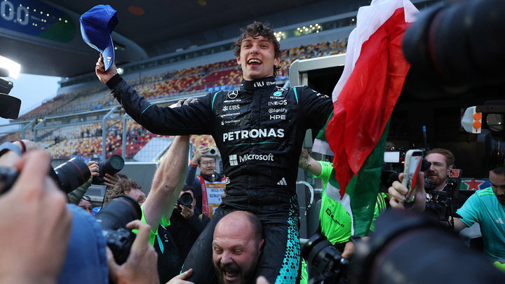 Антонелли побеждает в Шанхае: дубль «Мерседес» и первый подиум Хэмилтона за «Феррари»