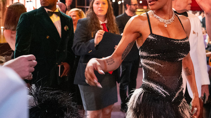 На «Оскаре» звезда «Битвы за битвой» заявила, что охранник поднял на нее руку