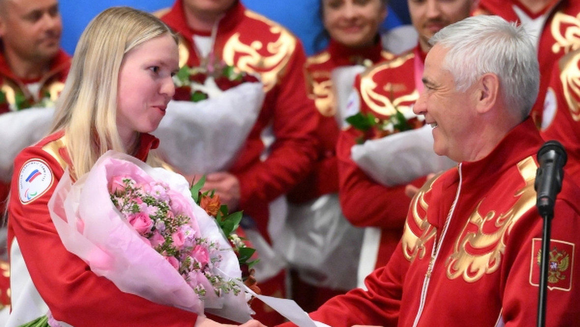 Российские паралимпийцы вернулись в Россию: как встречали спортсменов в аэропорту Внуково