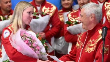 Российские паралимпийцы вернулись на родину: спели гимн во Внуково и ждут приема в Кремле