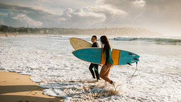 Серфер в море