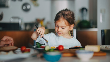 Психолог дала совет, как привить ребенку полезные пищевые привычки