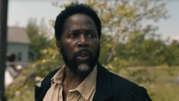 Кадр из сериала «Извне», реж. Джек Бендер, Брэд Тернер, Александра Ла Рош, MGM Television, AGBO, Midnight Radio