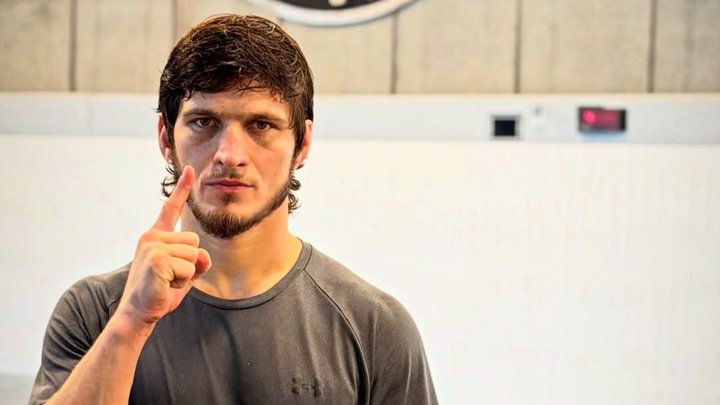 «Евлоев скучный боец» — нелепый миф. Он никогда не останавливается и, как никто, выпутывается из сложных позиций