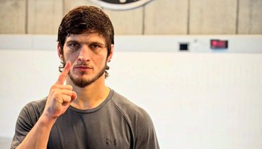 «Евлоев скучный боец» — нелепый миф. Он никогда не останавливается и, как никто, выпутывается из сложных позиций