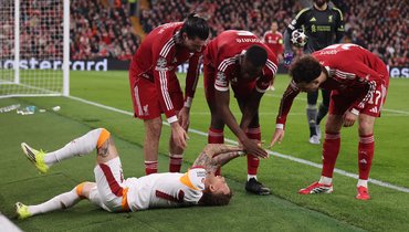 Жуть на «Энфилде». Футболисту «Галатасарая» Лангу отрезало часть пальца — он врезался в рекламный щит