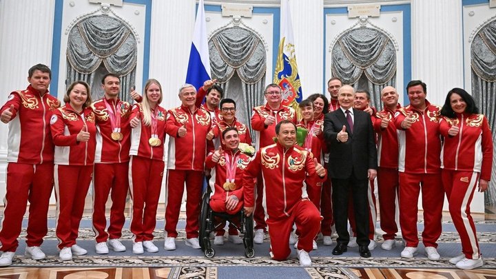 «Вы нас подняли на седьмое небо». Владимир Путин встретился с участниками Паралимпиады-2026