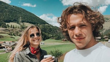 Предложение на Дворцовой площади, свадьба в США, сюрприз с детьми: история любви Артемия Панарина и Алисы Знарок