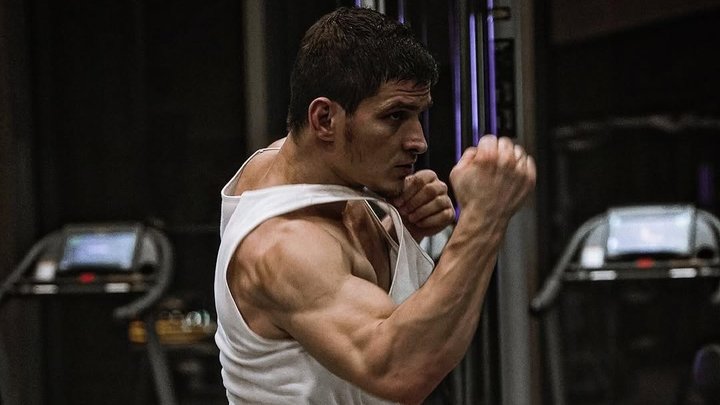 Хороший сон, отказ от сахара и жесткая дисциплина. Как Евлоев стал таким мощным, рельефным и выносливым