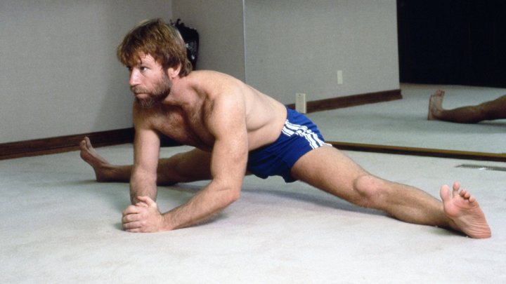 Получил черный пояс по БЖЖ в 75 лет и был чемпионом мира по каратэ. 5 фактов о Чаке Норрисе