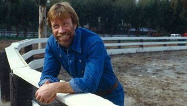 Биография Чака Норриса: служил в ВВС, изобрел свой стиль и учил Брюса Ли, стал звездой вестерна и мемов