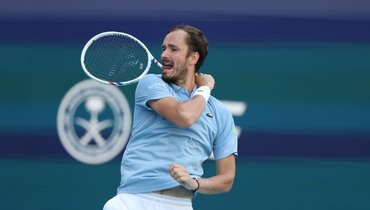 Медведев в трех сетах победил Сакамото во втором круге «мастерса» в Майами