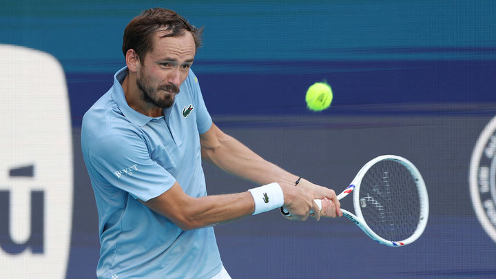 Медведев — в третьем круге «мастерса» в Майами. Отдал сет японскому тинейджеру, но дожал соперника