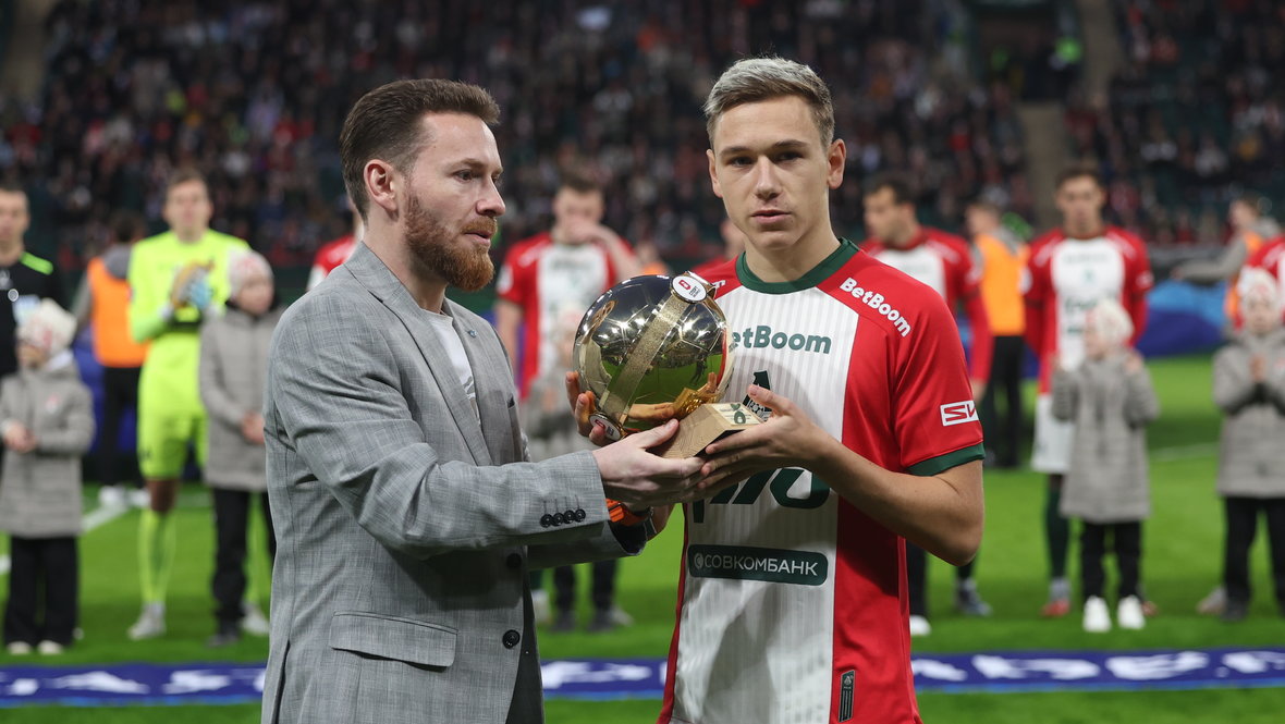 «СЭ» вручил награду лучшему футболисту России 2025 года Алексею Батракову