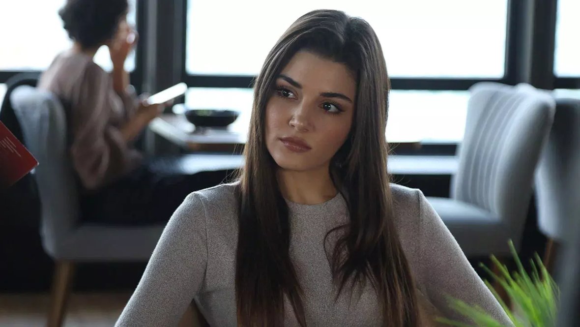 В Турции выдали ордер на арест Ханде Эрчел