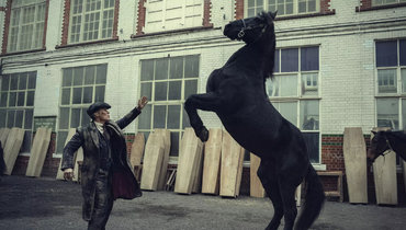 Кадр из фильма «Острые козырьки: Бессмертный человек», реж. Том Харпер, BBC Studios, Tiger Aspect Productions, BBC Film