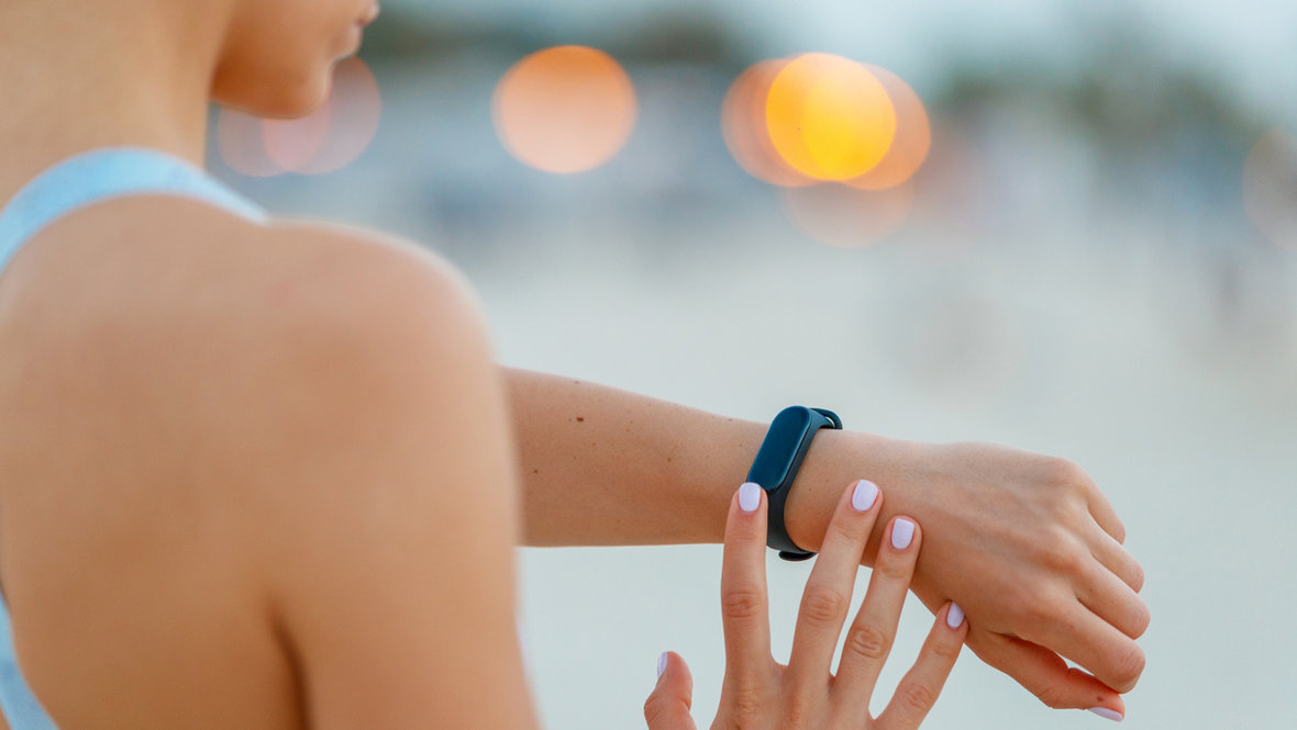 10 лучших фитнес-браслетов в 2026 году: обзор популярных моделей