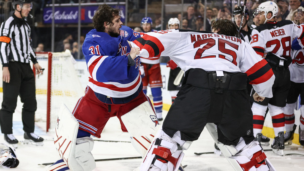 Третья драка российского вратаря в НХЛ: Шестеркин побил шведа из «Нью-Джерси»