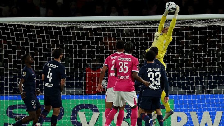 После сборной Сафонов ошибся и в «ПСЖ». Матч с «Ливерпулем» — возможность все изменить