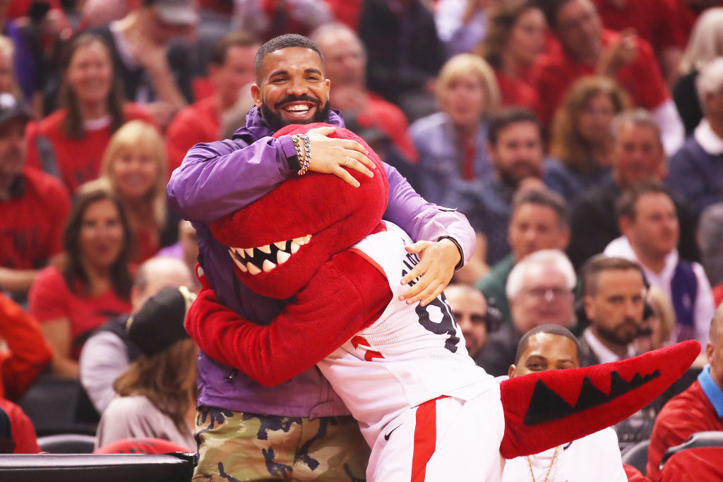 Drake на игре «Торонто Рэпторс». Drake на игре «Торонто Рэпторс»