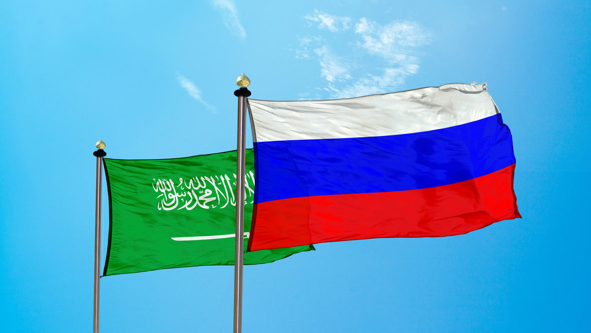 Флаги России и Саудовской Аравии