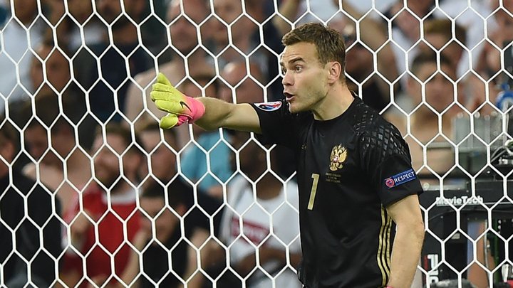 «Жаль, что пресса так относится к Игорю. Он реально сильнейший вратарь». Как Акинфеев шокировал Руни