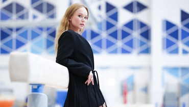 Гимнастка Мельникова стала моделью: прошла по подиуму в провокационном образе невесты на показе в Москве